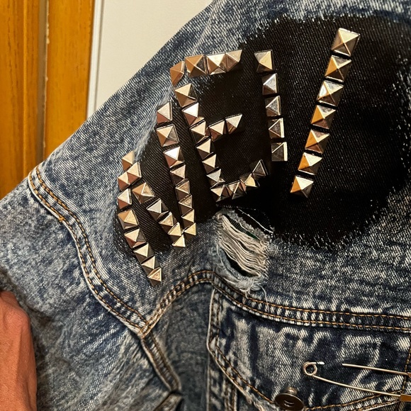 Beautiful graffiti denim jacket. - Picture 3 of 6
